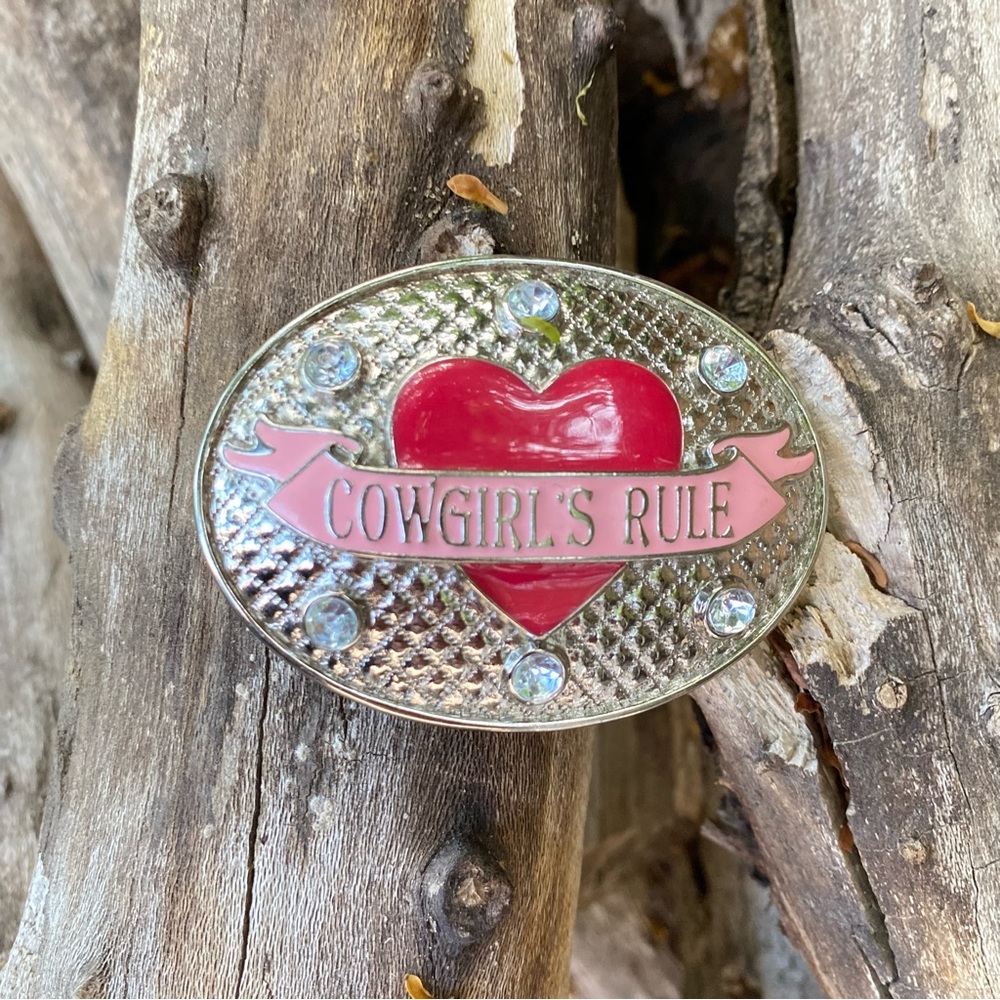 ♥️♥️NOCONA COWGIRL BUCKLE, PREOWNED 3” x 2.25” ♥️ COWGIRLS RULE PRINTED💖💖